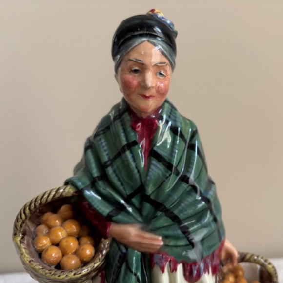 Royal Doulton, The Orange Lady HN1953, ca. 1941 - Picture 1 of 7